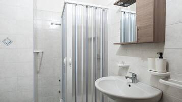 Ducha, secador de pelo y toallas