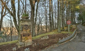 A stone sign with 'VZ' and 'ONE WAY' indicating a private property entrance. - Superb 2-bedroom apartment with spectacular views in Highlands (Highlands)