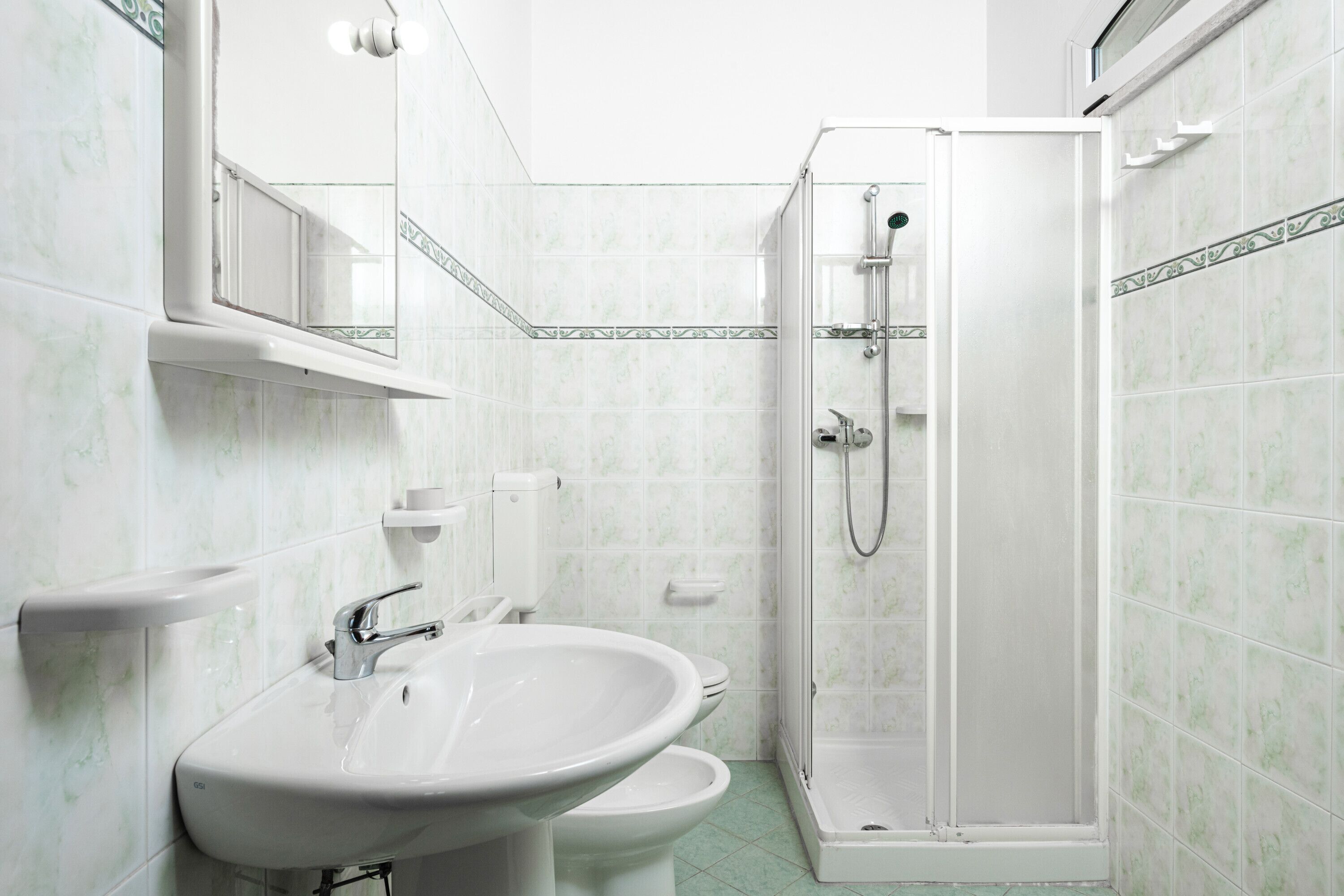 Dusch, hårtork och handdukar