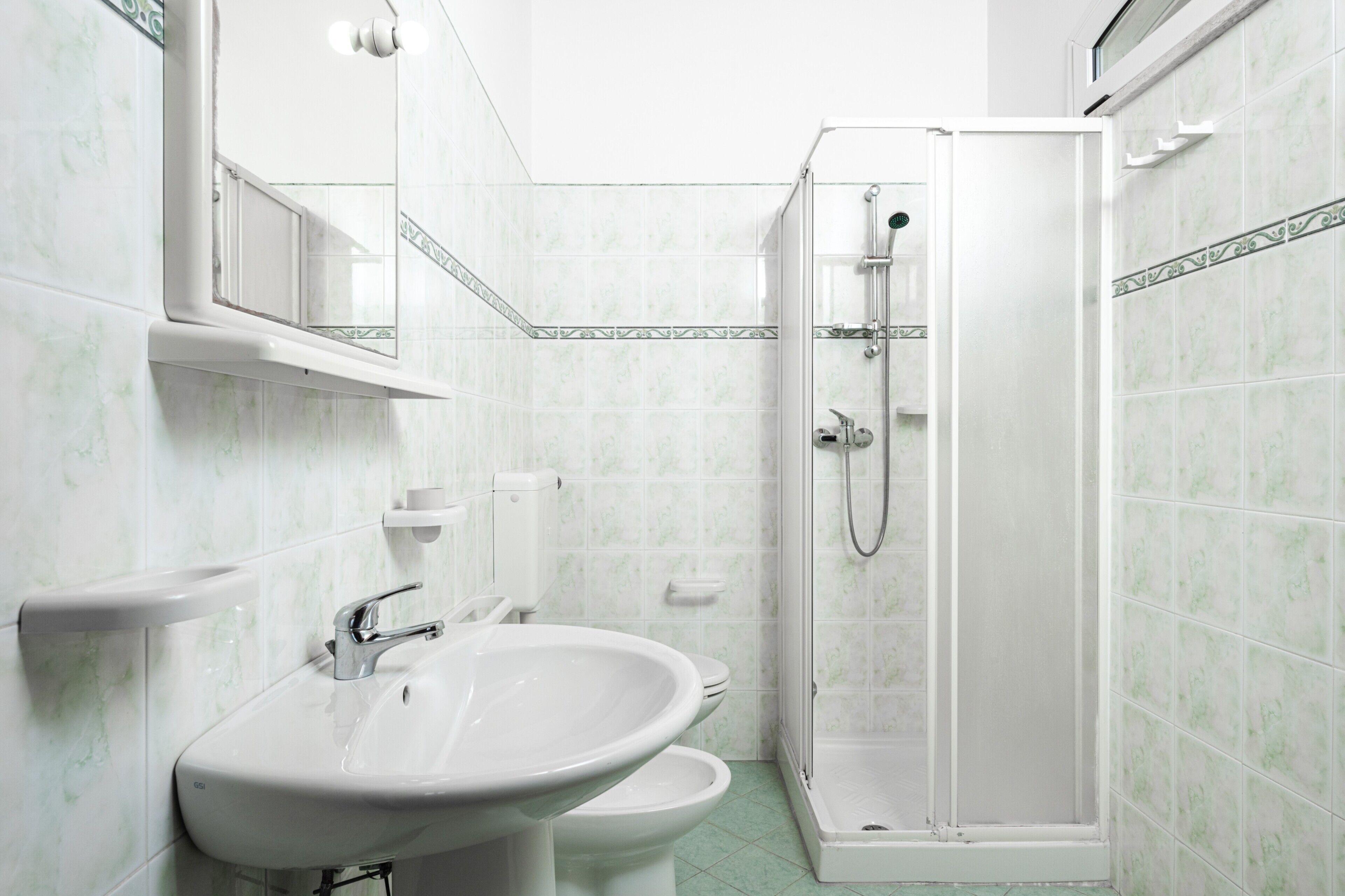 Ducha, secador de pelo y toallas