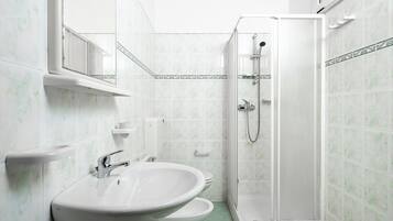 Ducha, secador de pelo y toallas