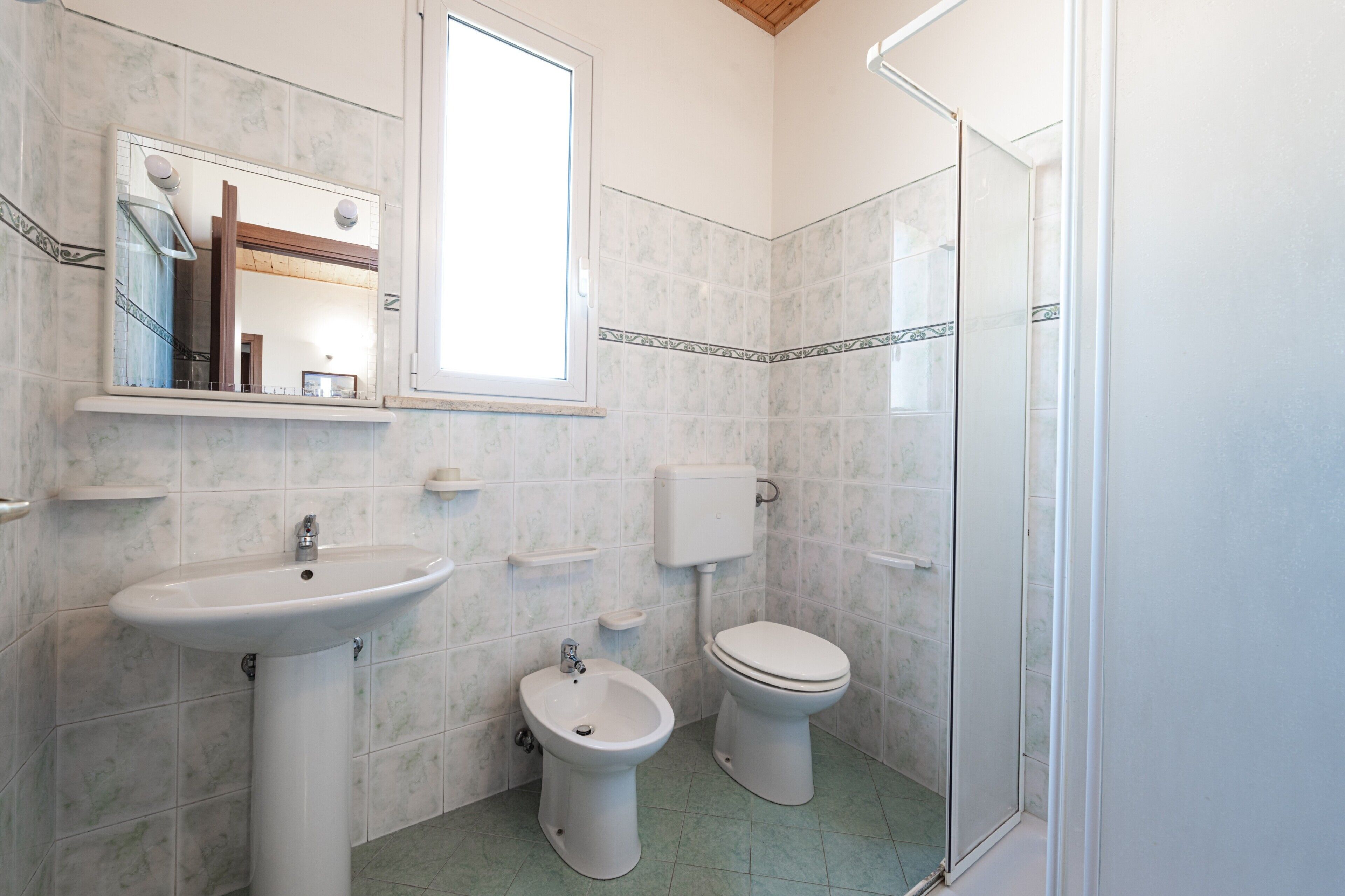 Ducha, secador de pelo y toallas