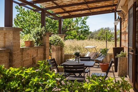 Outdoor dining. Room 'Angeli Nel Salento - C H - Vento' with Private Terrace, Wi-Fi and Air Conditioning
