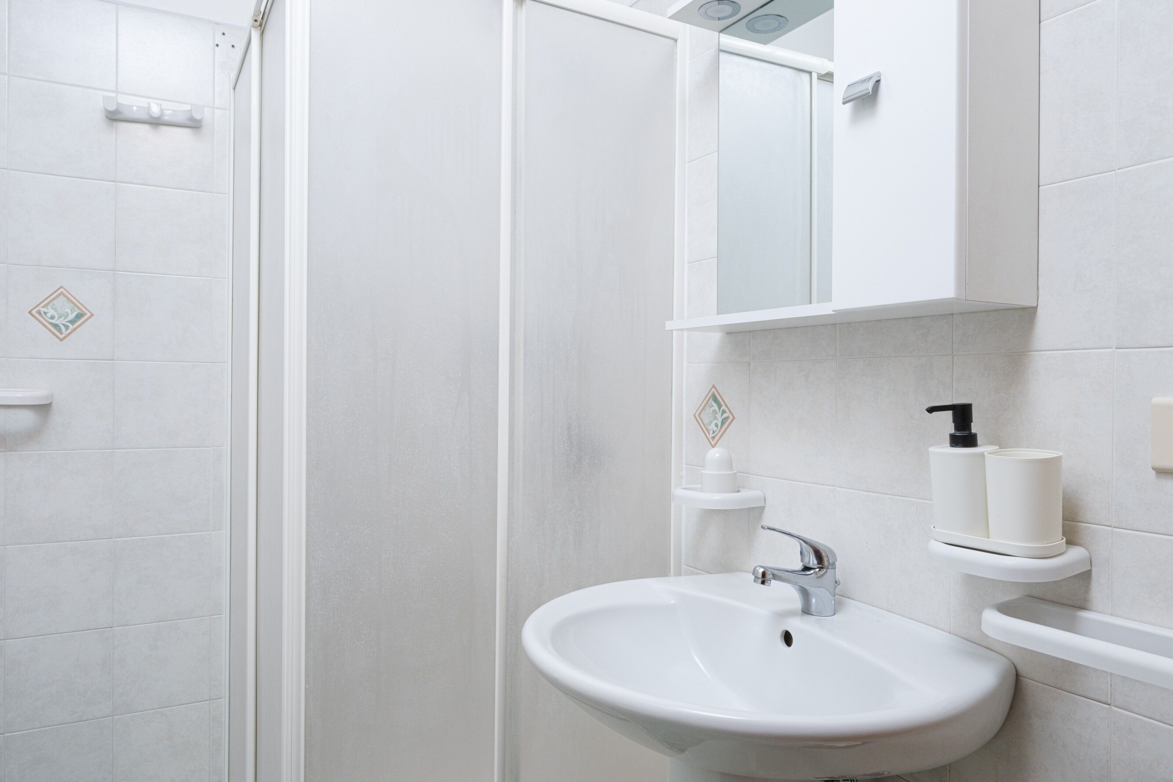 Een douche, een haardroger, handdoeken