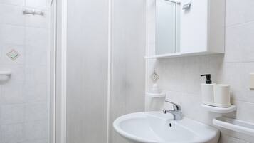 Een douche, een haardroger, handdoeken