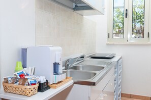 Kühlschrank, Herdplatte, Wasserkocher mit Kaffee-/Teezubehör