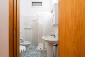 Douche, sèche-cheveux, serviettes fournies