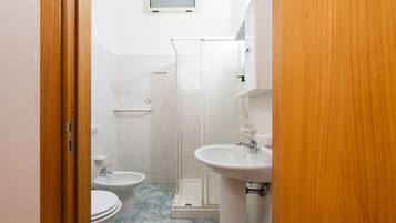 Ducha, secador de pelo y toallas