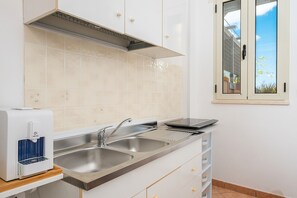 Kühlschrank, Herdplatte, Wasserkocher mit Kaffee-/Teezubehör