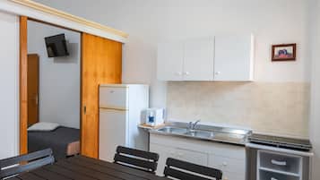 Kühlschrank, Herdplatte, Wasserkocher mit Kaffee-/Teezubehör