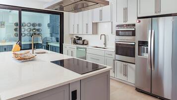 Kühlschrank, Mikrowelle, Ofen, Herdplatte