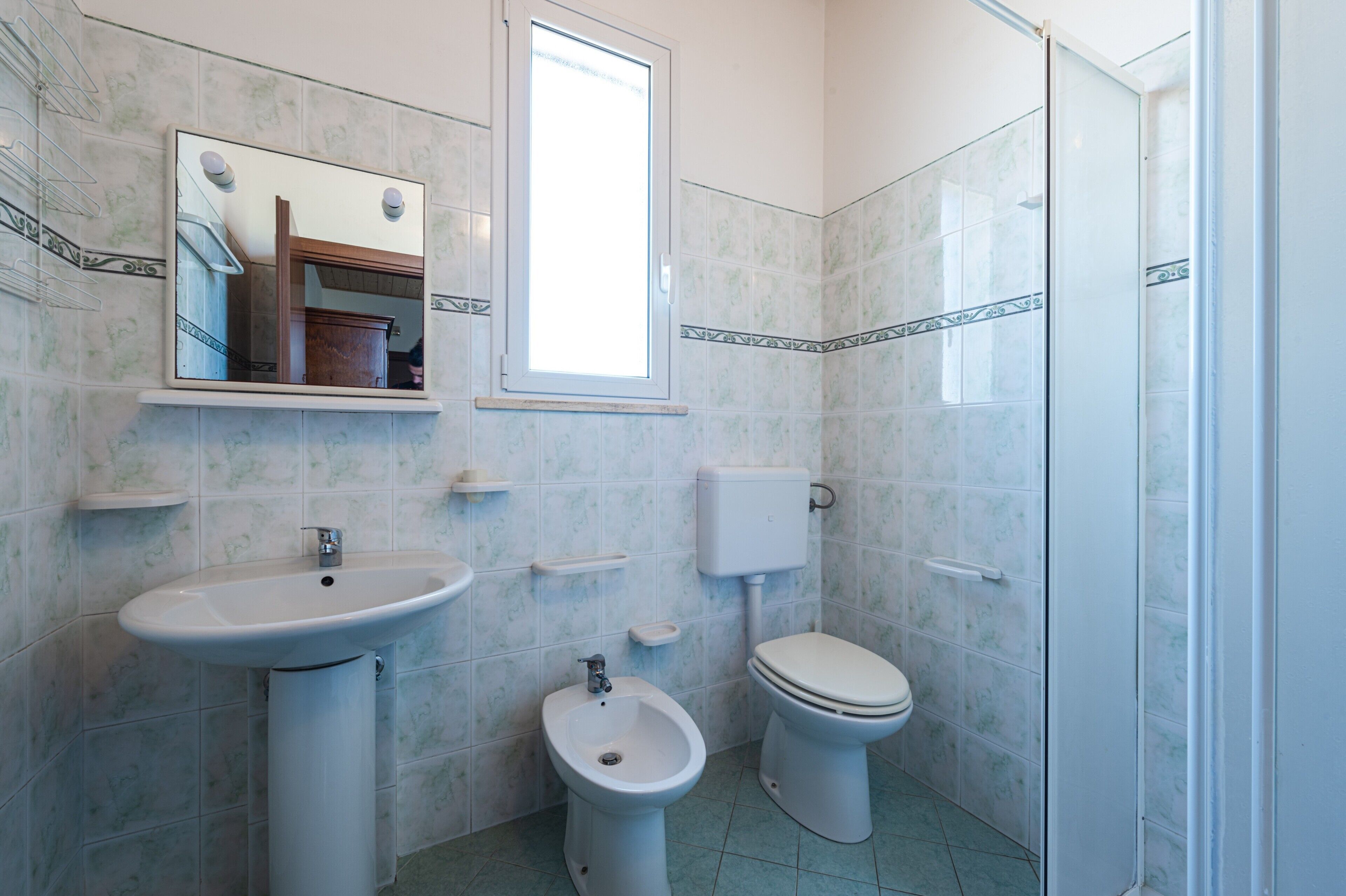 Ducha, artículos de higiene personal gratuitos y secador de pelo