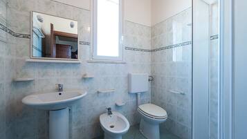 Ducha, artículos de higiene personal gratuitos y secador de pelo