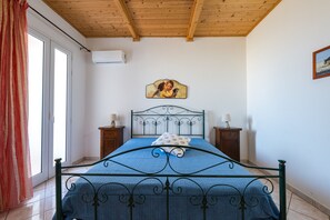 1 bedroom, WiFi, bed sheets - Room 'Angeli Nel Salento - Room 6' with Private Terrace, Wi-Fi and Air Conditioning (Cocumola)