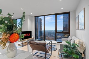 Smart TV - Luxury CBD 3BR w/ Pool, Spa, Sauna Gym & Skyline Views (Melbourne)
