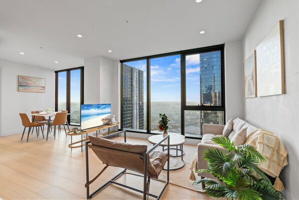 Smart TV - Luxury CBD 3BR w/ Pool, Spa, Sauna Gym & Skyline Views (Melbourne)