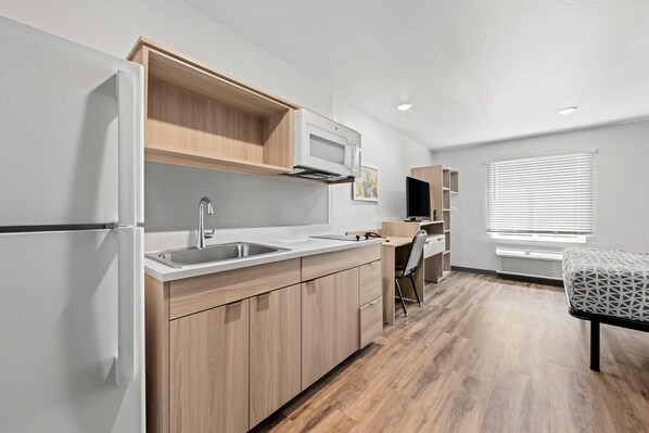 Suite, 1 Queen Bed, Non Smoking | Desk, laptop workspace, free WiFi, bed sheets - WoodSpring Suites Oak Ridge Knoxville (Oak Ridge)