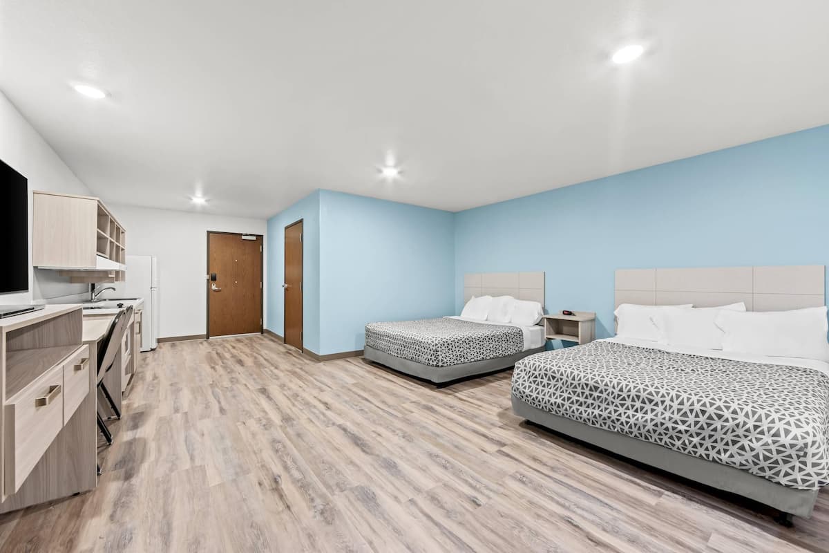 Svit - 2 queensize-sÀngar - tillgÀnglighetsanpassat - icke-rökare | Skrivbord, arbetsyta för laptop, gratis wi-fi och sÀngklÀder