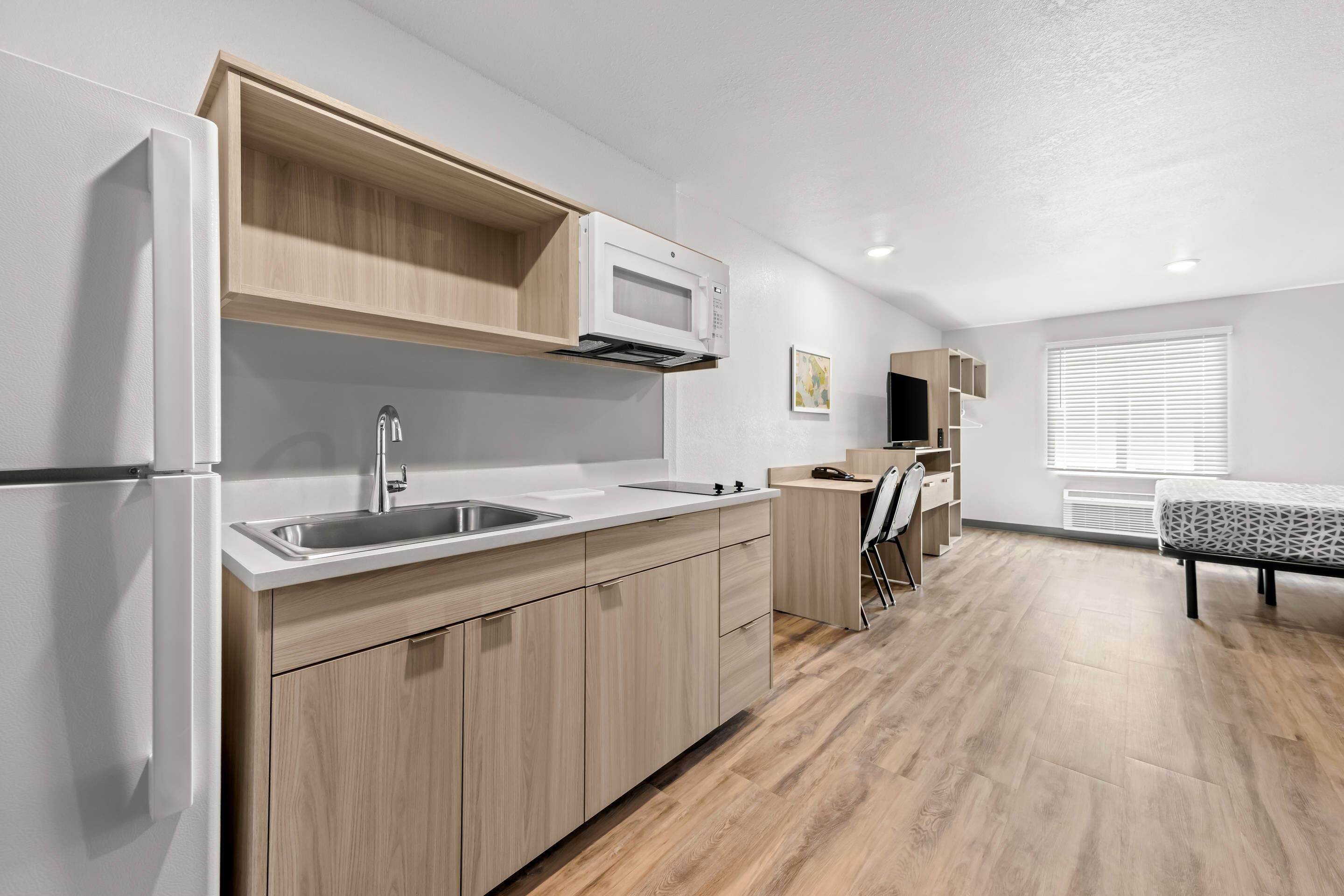 Escritorio, espacio para trabajar con laptop y wifi gratis 