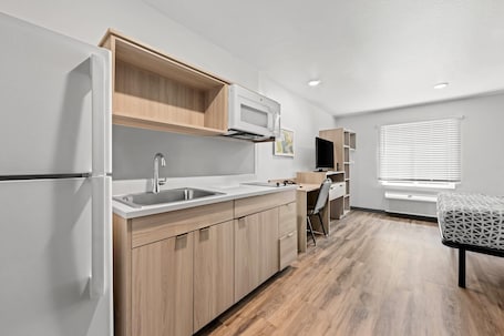 Suite, 1 Queen Bed, Non Smoking | Desk, laptop workspace, free WiFi, bed sheets