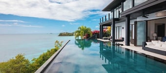 Oceanfront Bliss Villa with Indoor & Outdoor Dining Area & Stunning Sunset Views