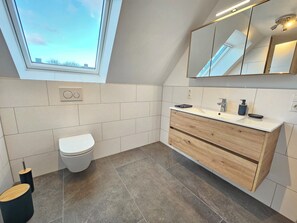 Shower, hair dryer, bidet, towels