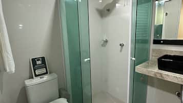 Chuveiro, toalhas de banho, sabonete, shampoo