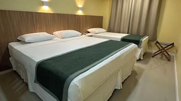 Quarto triplo standard | Espaço de trabalho para notebook, Wi-Fi de cortesia, roupa de cama