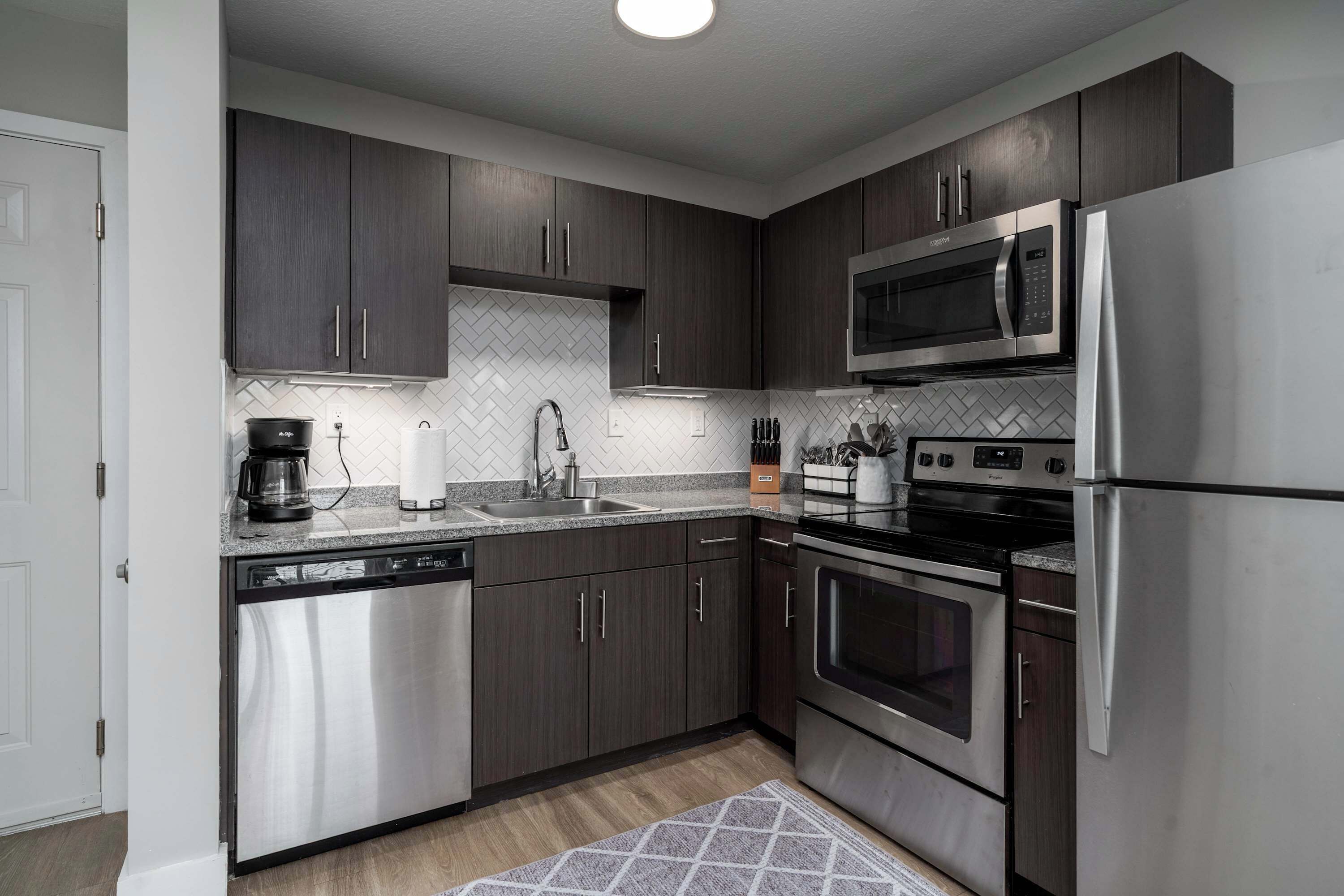 雪櫃、微波爐、焗爐、爐具