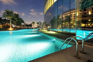 Outdoor pool - Silk Valley - Luxury 1B with Lake View (Dubai)