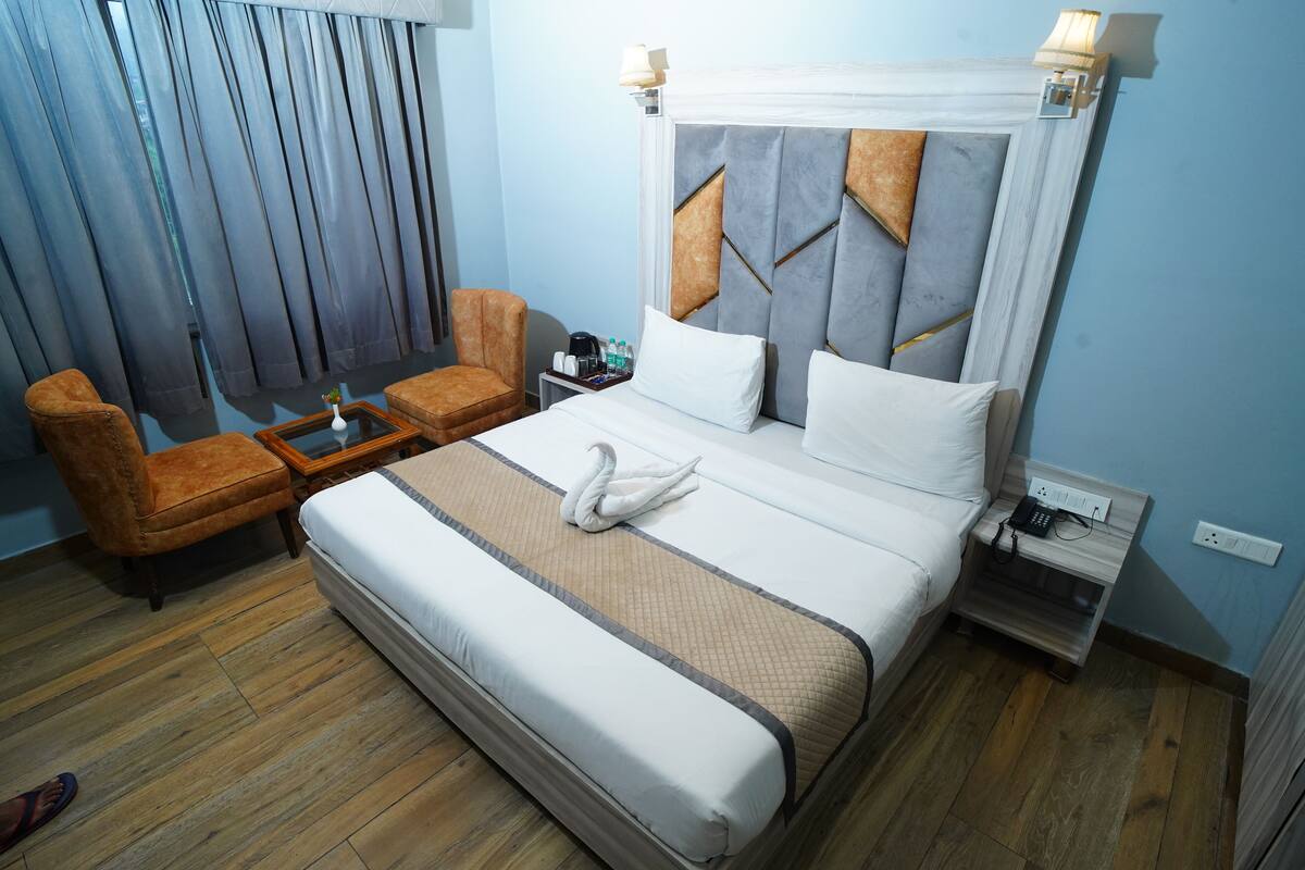 Elite Double Room, Valley View | In-room safe, soundproofing, iron/ironing board, free WiFi