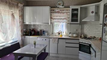 Een koelkast, een magnetron, een oven, een vaatwasser