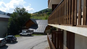 A building with a wooden balcony and a sloped roof. - Mountain Apartment in Saint-sorlin (Saint-Sorlin-d'Arves)