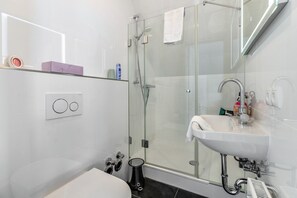 Dusch, hårtork och handdukar