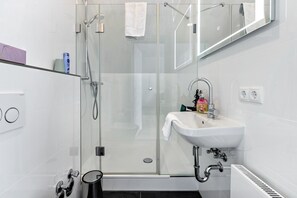 Chuveiro, secador de cabelo, toalhas de banho 