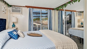 Una habitación de hotel con cama, escritorio y vistas al exterior.
