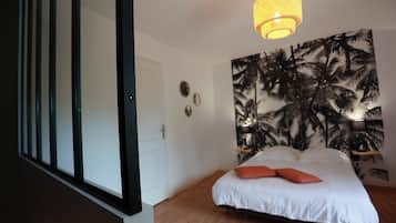 1 quarto, ferros/tábuas de passar roupa, berço de viagem