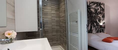 1 habitación, tabla de planchar con plancha y cuna de viaje