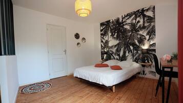 1 habitación, tabla de planchar con plancha y cuna de viaje