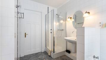 Dusche, Haartrockner, Handtücher