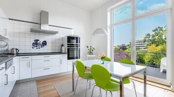 Kühlschrank, Mikrowelle, Ofen, Herdplatte