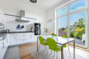 Kjøleskap, mikrobølgeovn, ovn og kokeplater