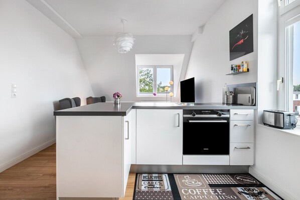 Kühlschrank, Mikrowelle, Ofen, Herdplatte