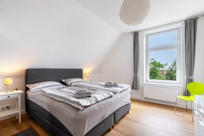 2 bedrooms, iron/ironing board, WiFi, bed sheets