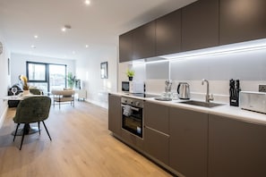 Appartement | Cuisine privée | Réfrigérateur, micro-ondes, four, plaque de cuisson