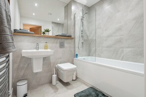 Căn hộ | Phòng tắm | Đồ dùng nhà tắm miễn phí, máy sấy tóc, khăn tắm, xà phòng 