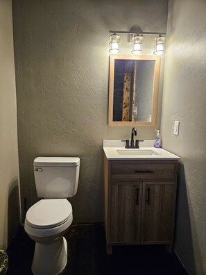 Regadera, toallas, papel de baño 