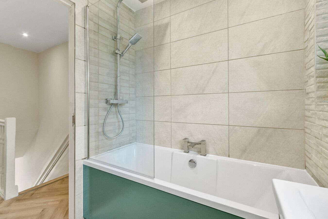 Séchoir à cheveux, serviettes fournies, savon, papier de toilette