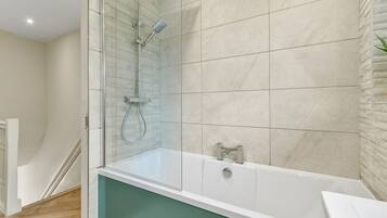 Séchoir à cheveux, serviettes fournies, savon, papier de toilette