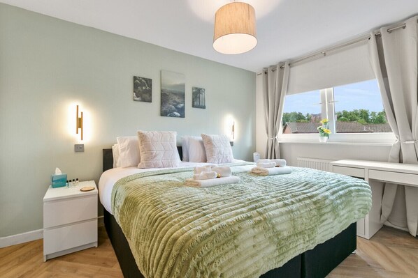 3 bedrooms, iron/ironing board, WiFi, bed sheets